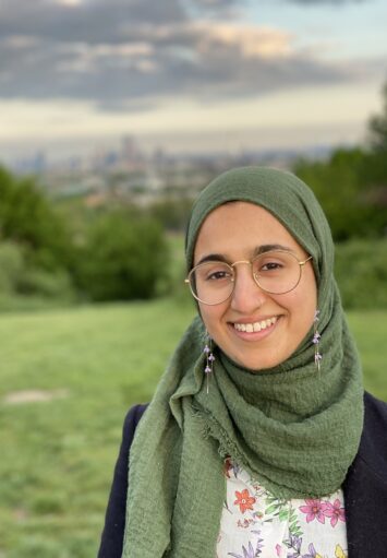 Portret fotograficzny młodej kobiety w muzułmańskiej chuście na głowie.