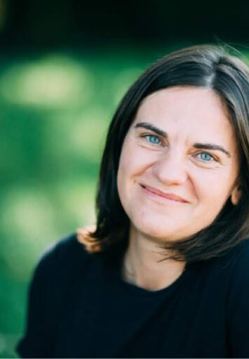 Fotograficzny portret kobiety w średnim wieku.