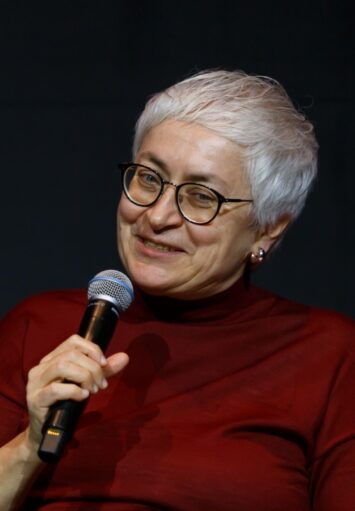 Fotograficzny portret starszej kobiety.