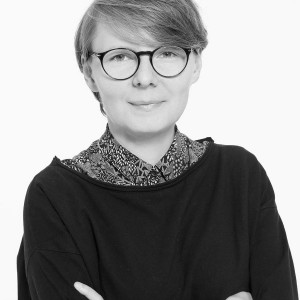 Fotograficzny czarno-biały portret kobiety.