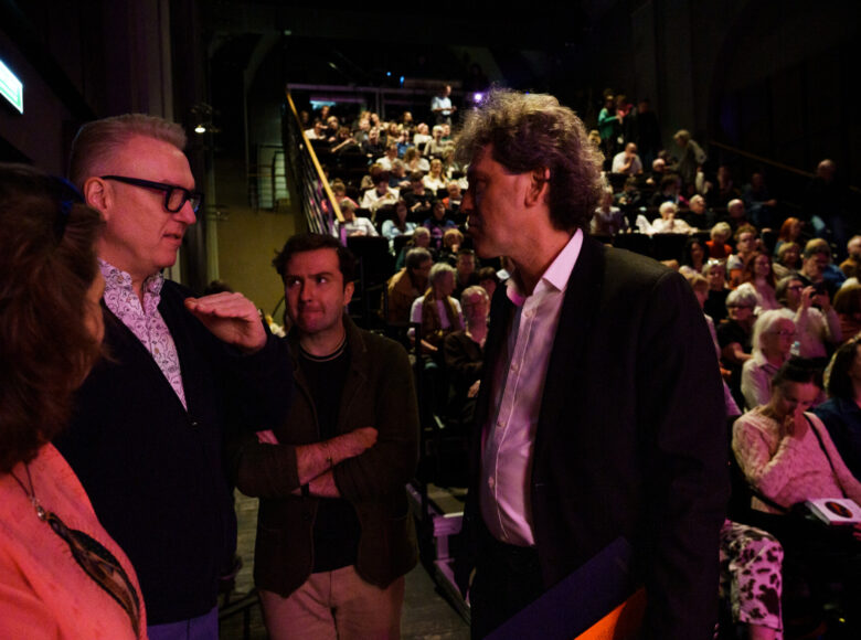 Sala Widowiskowa Centrum Kultury w Lublinie. Na pierwszym planie stoi kilka osób rozmawiających ze sobą, wśród nich pisarz Mariusz Szczygieł. W tle liczna publiczność siedząca na widowni.