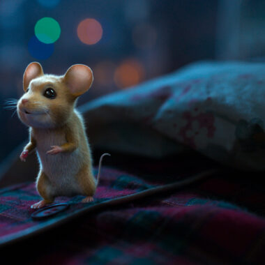 Kadr z filmu animowanego. Ciemny pokój. Na pierwszym planie myszka, chodząca po brzuchu kogoś leżącego w łóżku, ubranego w kraciastą piżamę.