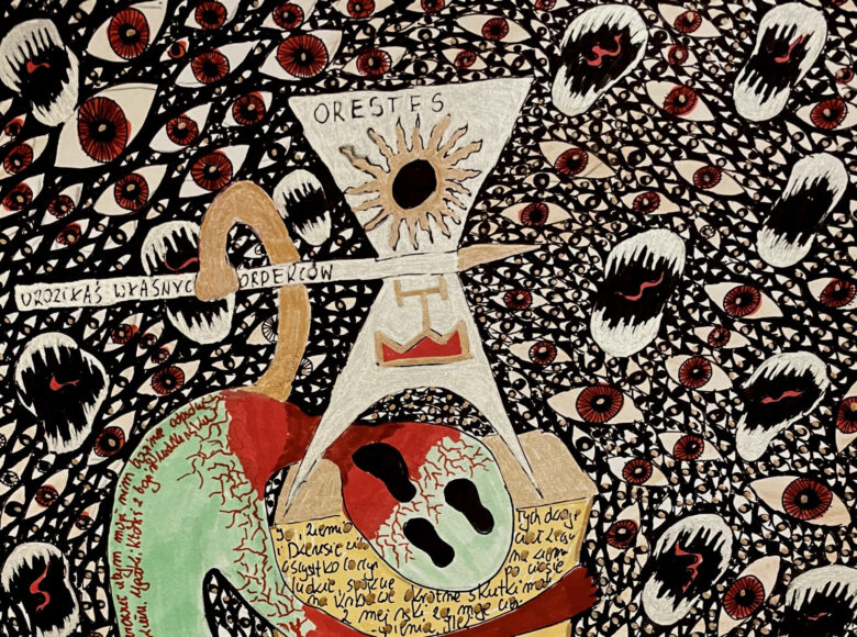 Kolorowy rysunek symboliczny. Na środku postać, która klęczy z głową na pieńku. Na jej szyję spada topór. Na toporze znajduje się napis: "Urodziłaś własnych morderców". Za postacią tło, złożone z bardzo wielu oczu, ułożonych ciasno jedno obok drugiego.