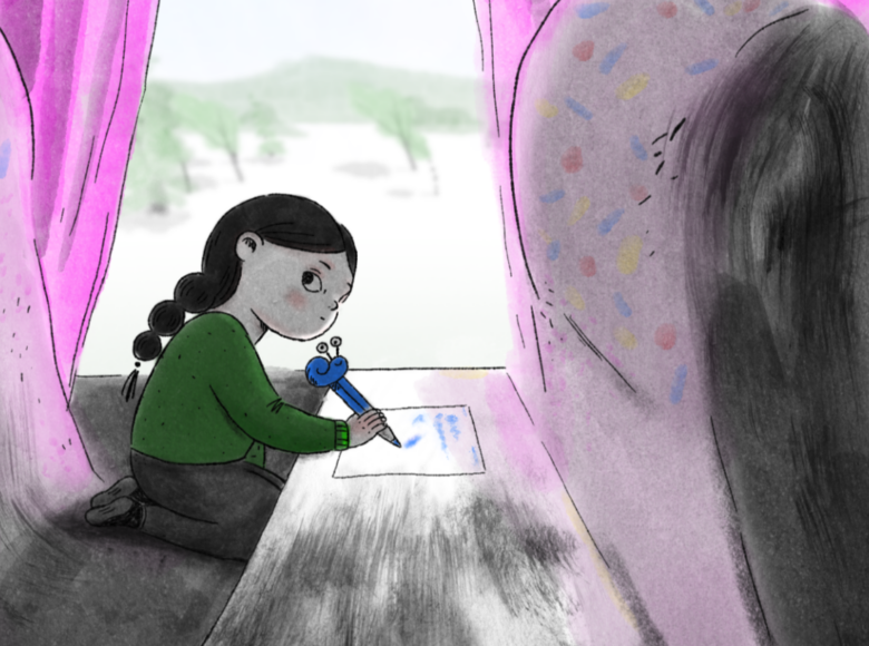 Kadr z filmu animowanego. Wnętrze pociągu. Na siedzeniu pod oknem siedzi dziewczynka i rysuje na kartce, leżącej przed nią na stoliku.