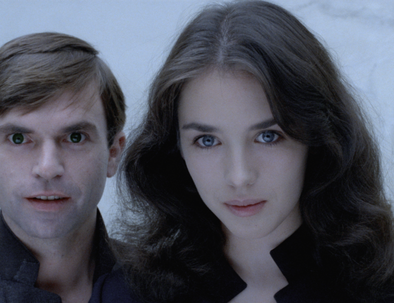 Zbliżenie na twarze młodej kobiety i młodego mężczyzny stojących obok siebie i patrzących na widza.