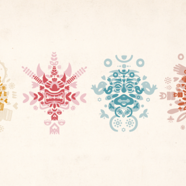 Grafika. na jasnym tle w rządku obok siebie ułożone cztery ornamenty, stylizowane na ludowe wycinanki. Ornamenty są w kolorach żółtym, czerwonym, niebieskim i pomarańczowym.