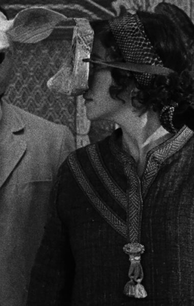 Fotografia czarno białą. Obok siebie stoją w rzędzie cztery osoby - dwie kobiety i dwóch mężczyzn. Wszyscy mają na twarzach maski zwierząt.