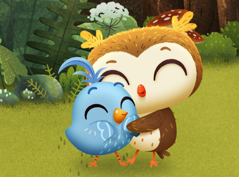 Kadr z filmu animowanego. Na leśnej polanie stoją przytulone do siebie niebieski ptaszek i sowa.