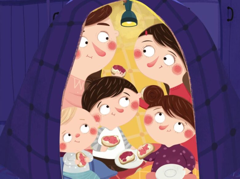 Kadr z filmu animowanego. W kuchni pod szafkami rozłożony jest namiot. W namiocie siedzi mama, tata i trójka dzieci. Wszyscy zajadają kanapki z dżemem.