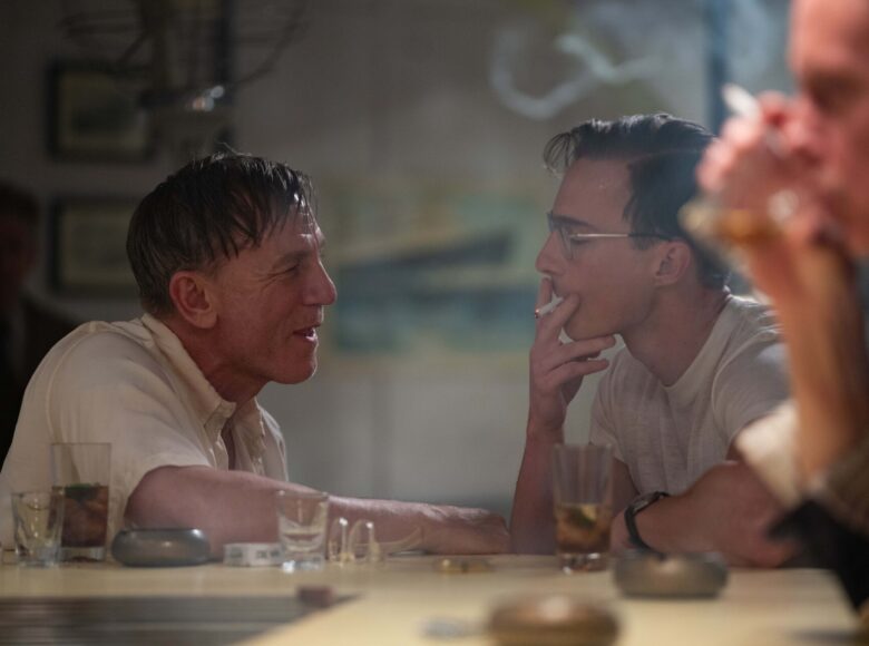 W lokalu przy barze siedzi dwóch mężczyzn, starszy i młody. Zwróceni są twarzami do siebie. Młody mężczyzna pali papierosa, starszy mówi coś do niego. Przed mężczyznami na blacie baru stoją szklanki z napojami.