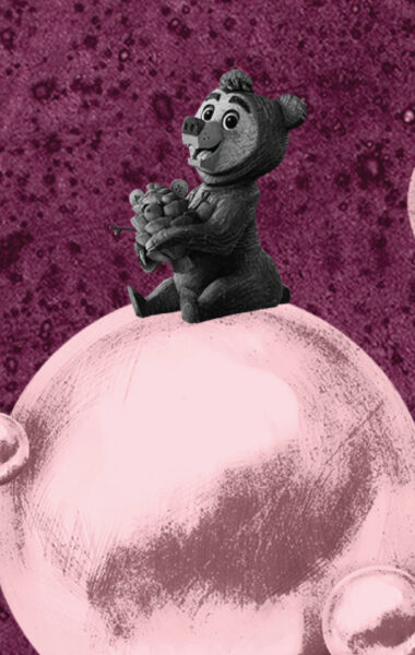 Kadr z filmu animowanego. Na tle nieba latają planety. Na jednej z nich siedzi niedźwiadek, na drugiej człowiek. W trzecią wbita jest siekiera. Na czwartej narysowana jest pięciolinia z nutami. Wokół planet lata ptak. Na dole kadru stoją obok siebie starsza kobieta i młody, czarny chłopak z piłką futbolową pod pachą. Kobieta i chłopak trzymają się za ręce.