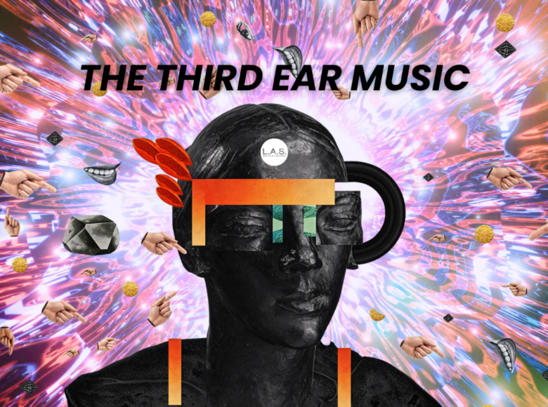 Grafika wykonana techniką kolażu. Kolorowe tło. Na środku fotografia czarnego, rzeźbionego popiersia kobiety. Dookoła unoszą się fotografie dłoni z palcem wskazującym skierowanym w stronę rzeźby. Dłonie są wielokrotnie pomniejszone w stosunku do popiersia. Nad popiersiem napisy informacyjne na temat wydarzenia.