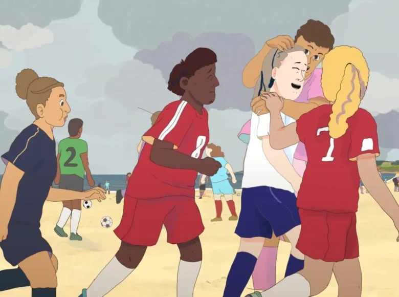 Kadr z filmu animowanego. Grupa osób płci obojga w strojach piłkarskich grających w piłkę nożną na plaży.