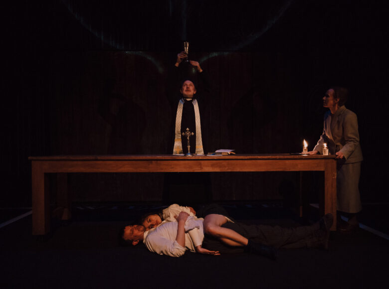 Przedstawienie teatralne. Na scenie grupa aktorów.