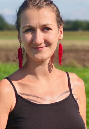 Portret fotograficzny młodej kobiety.