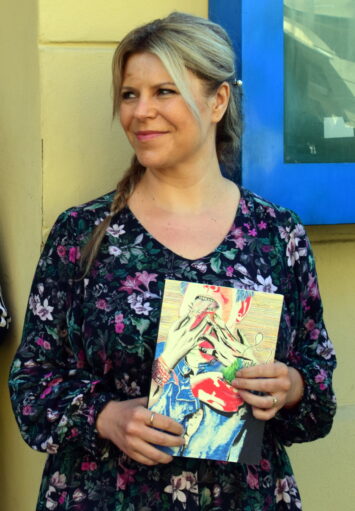 Portret fotograficzny młodej kobiety.