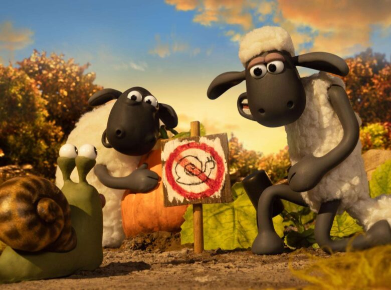 Kadr z filmu animowanego. Droga, drzewa i błękitne niebo z białymi chmurkami. Na drodze stoją dwie owce. Miedzy nimi wbita jest w ziemię tablica z narysowanym znakiem, który zakazuje przejścia ślimakom. Przed tą tablicą stoi ślimak.