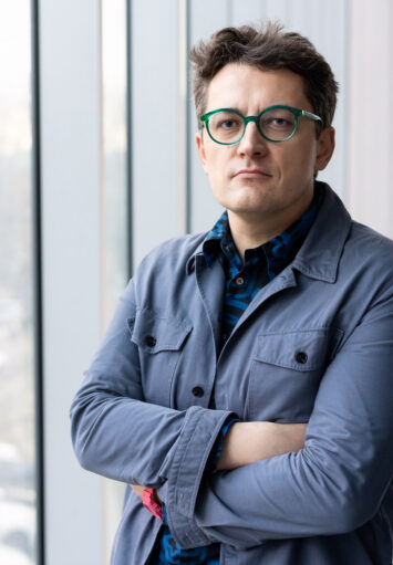 Fotograficzny portret mężczyzny w średnim wieku.