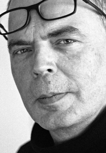 Portret fotograficzny starszego mężczyzny.