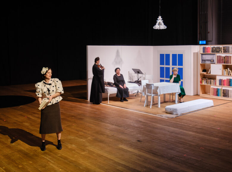 Przedstawienie teatralne. Na scenie grupa aktorek.