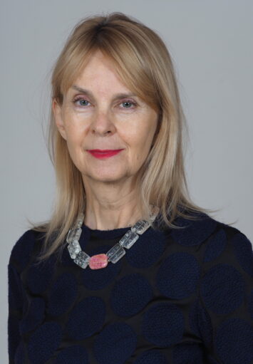 Portret fotograficzny starszej kobiety.