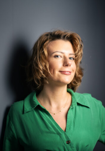 Portret fotograficzny młodej kobiety.