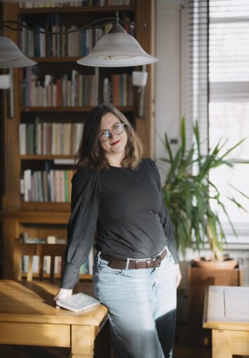 Portret fotograficzny młodej kobiety.