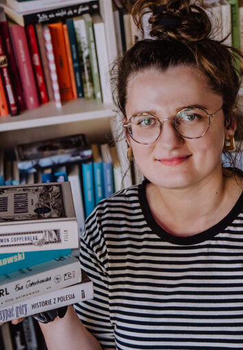 Portret fotograficzny młodej kobiety.