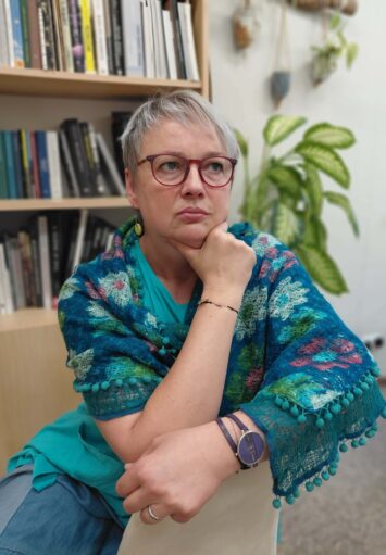 Fotograficzny portret kobiety w średnim wieku.