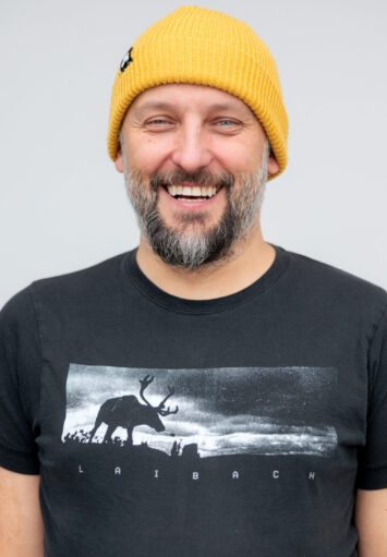 Portret fotograficzny starszego mężczyzny w ciepłej czapce.