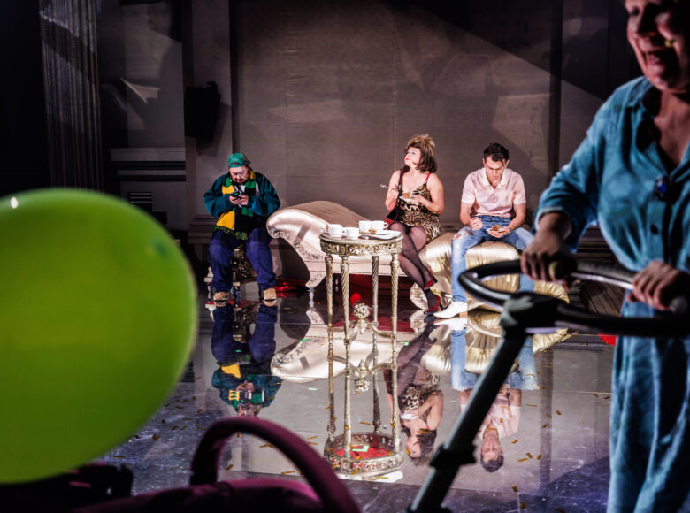 Przedstawienie teatralne. Na scenie grupa aktorek i aktorów.