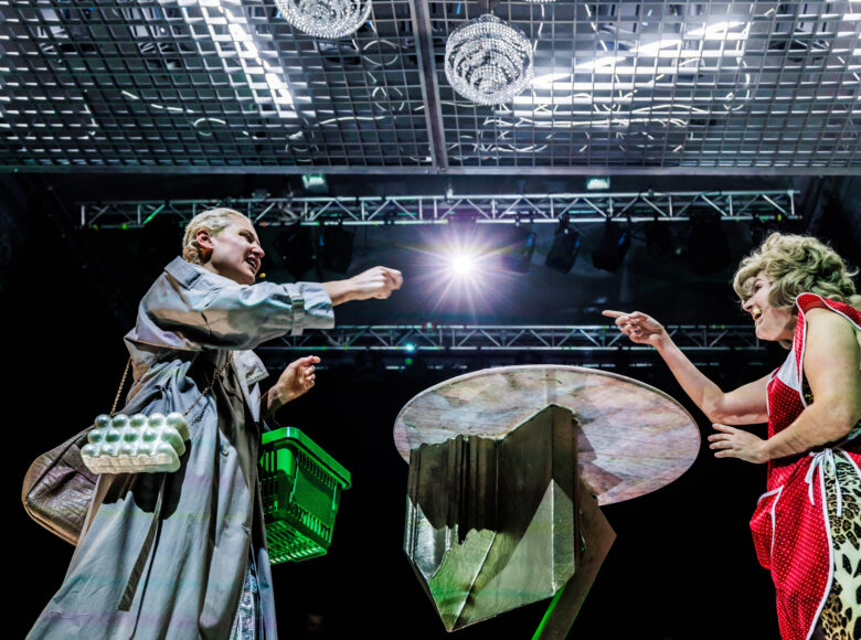 Przedstawienie teatralne. Na scenie stoją naprzeciwko siebie dwie aktorki.