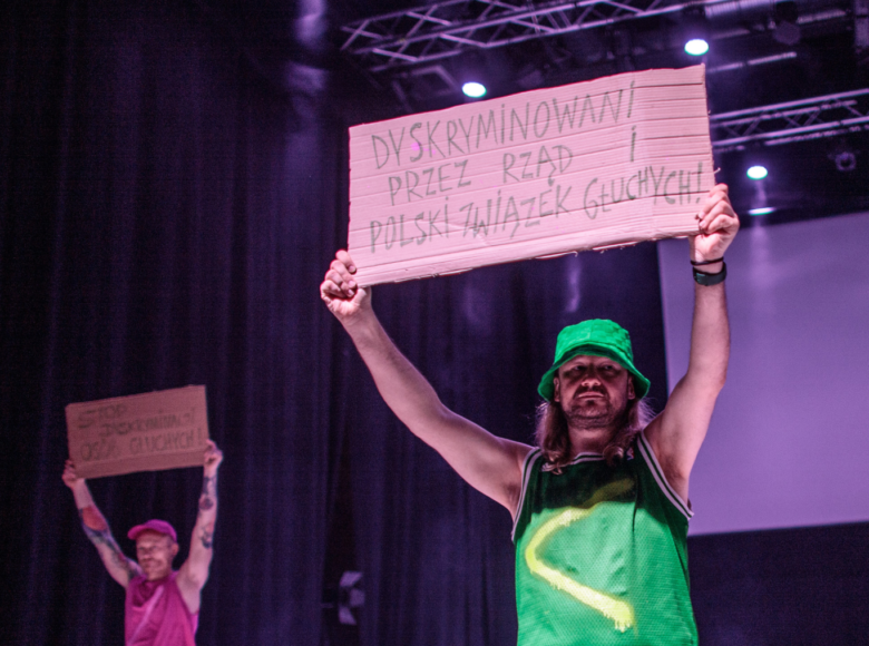 Przedstawienie teatralne. Na scenie dwóch aktorów.