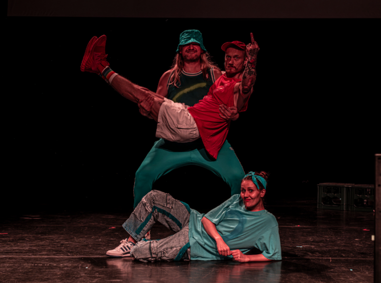 Przedstawienie teatralne. Na scenie aktorka i dwóch aktorów.