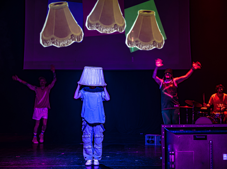 Przedstawienie teatralne. Na scenie grupa aktorów.