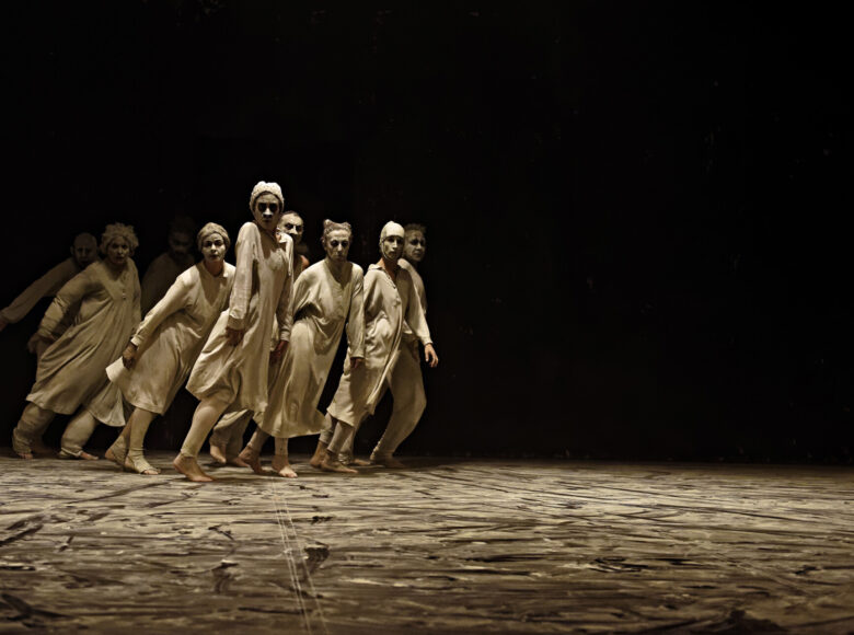 Spektakl teatru tańca. Na scenie grupa osób w dynamicznym układzie tanecznym.