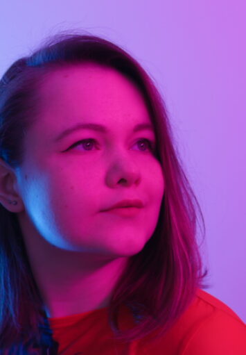 Fotograficzny portret młodej kobiety.
