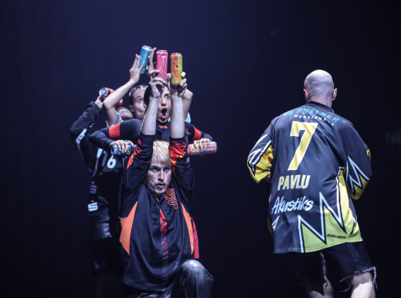 Spektakl teatru tańca. Na scenie grupa osób w dynamicznym układzie tanecznym.